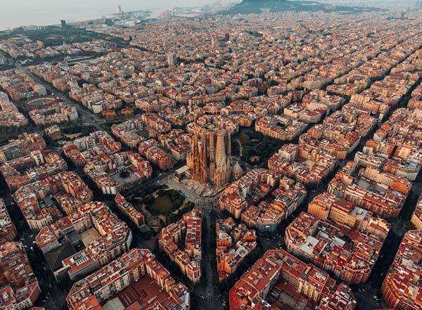 معروفترین جاهای دیدنی بارسلونا ، از معماری های عجیب تا سواحل رویایی