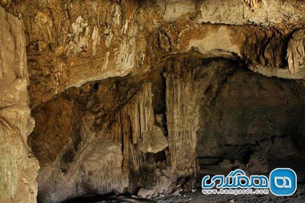 غار چهل ستون یکی از جاذبه های طبیعی استان ایلام به شمار می غار چهل ستون یکی از جاذبه های طبیعی استان ایلام به شمار می رود