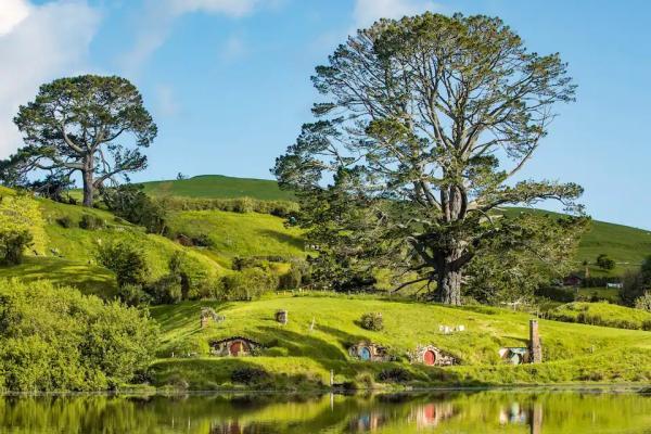 هواداران هابیت اکنون می توانند یک شب را در Airbnb رسمی هابیتون در نیوزیلند بگذرانند، البته نه مقرون به صرفه!