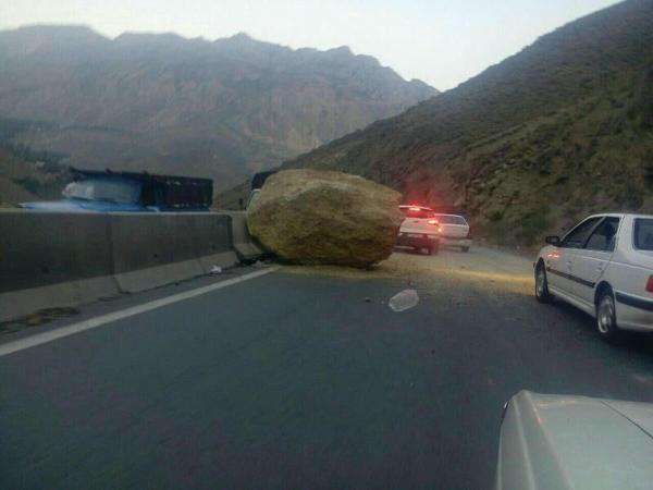 80 مورد سقوط سنگ ار ارتفاعات جاده چالوس در تعطیلات نوروزی ، 2 مسافر فوت نموده اند