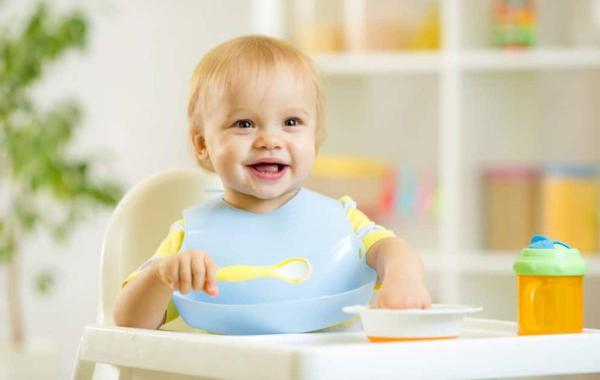 چه وقت کودک شما آماده استفاده از صندلی غذا است؟
