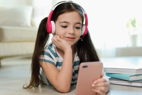 خطرات پنهان ابزار صوتی محبوب در بچه ها